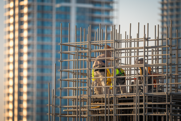 chantier-echafaudage-ouvriers-immeuble-casques