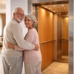 couple-age-devant-ascenseur-moderne