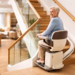 interieur-moderne-personne-agee-monte-escalier