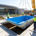 Installer une piscine coque polyester : guide pratique pour bien choisir et poser son bassin