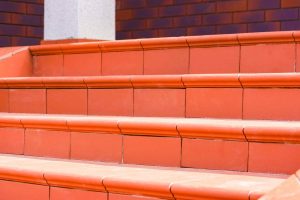 Escalier carrelé : la méthode pour une pose sans faux pas