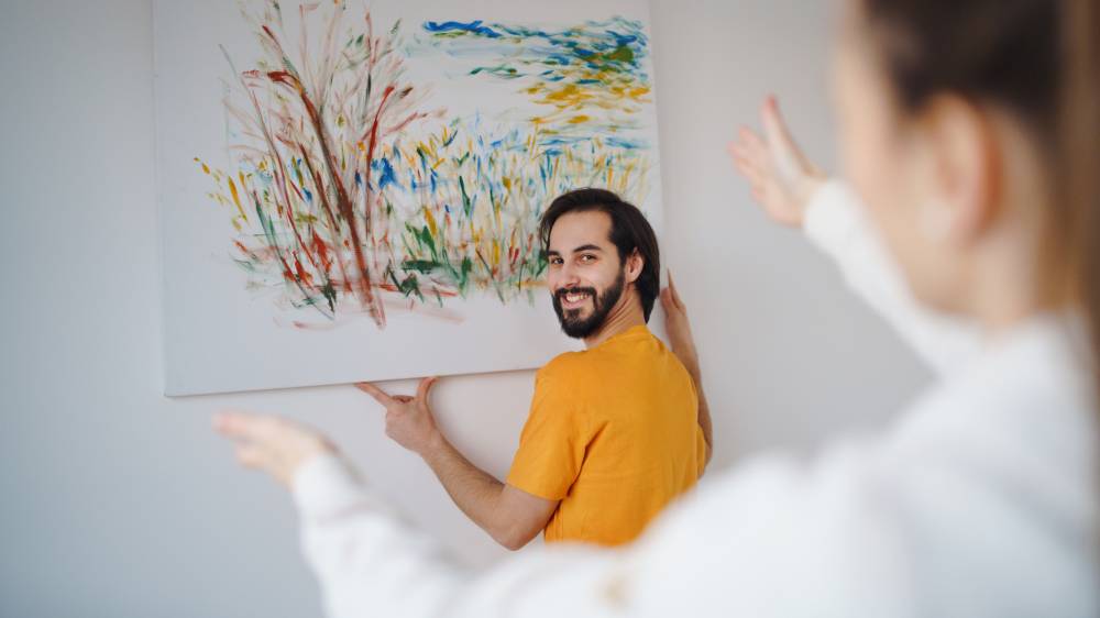 Cimaise murale : la solution sans percer pour exposer ses ta